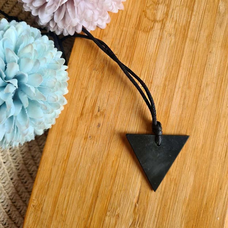Colgante triangulo femenino de shungit