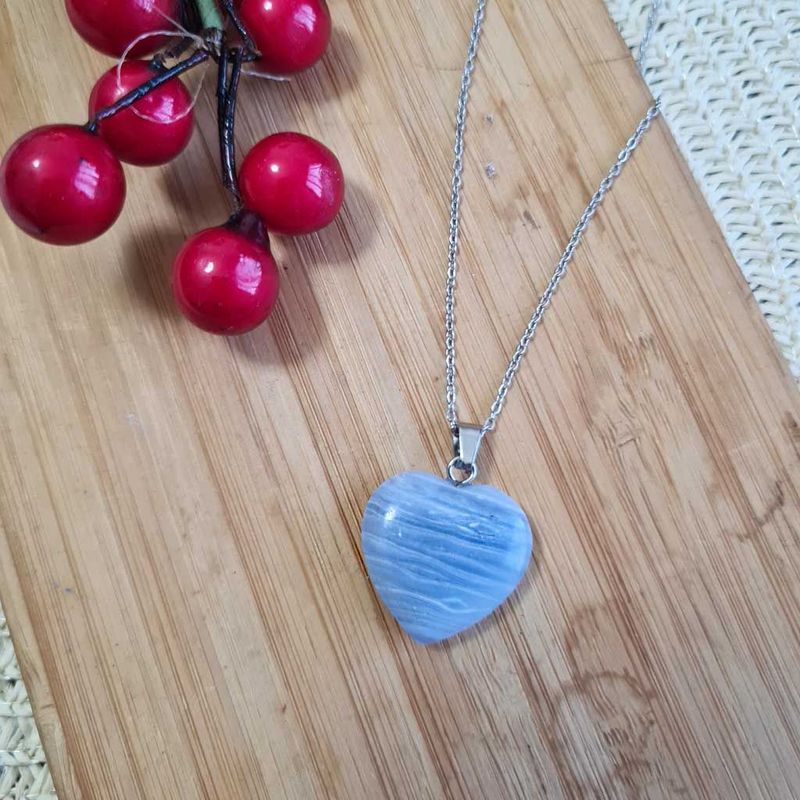 Colgante corazón de calcedonia en acero