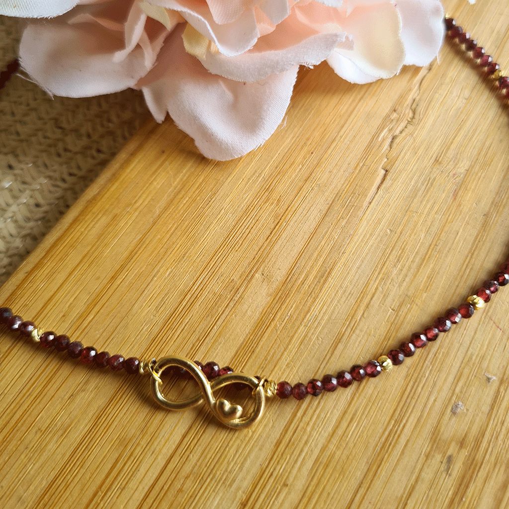Gargantilla de Granate y Infinito en acero dorado