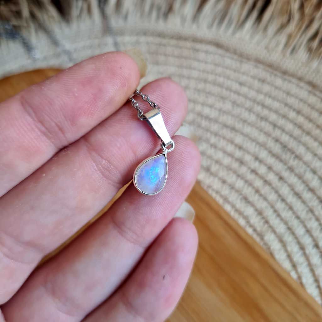 Colgante lágrima de Piedra Luna en plata de ley 925
