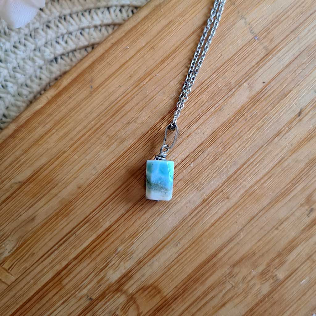 Colgante rodado pequeño de Larimar en acero