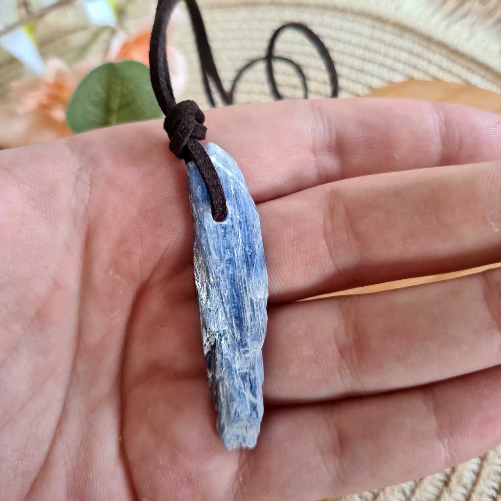 Colgante natural irregular de Cianita azul