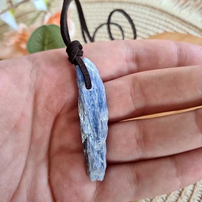 Colgante natural irregular de Cianita azul
