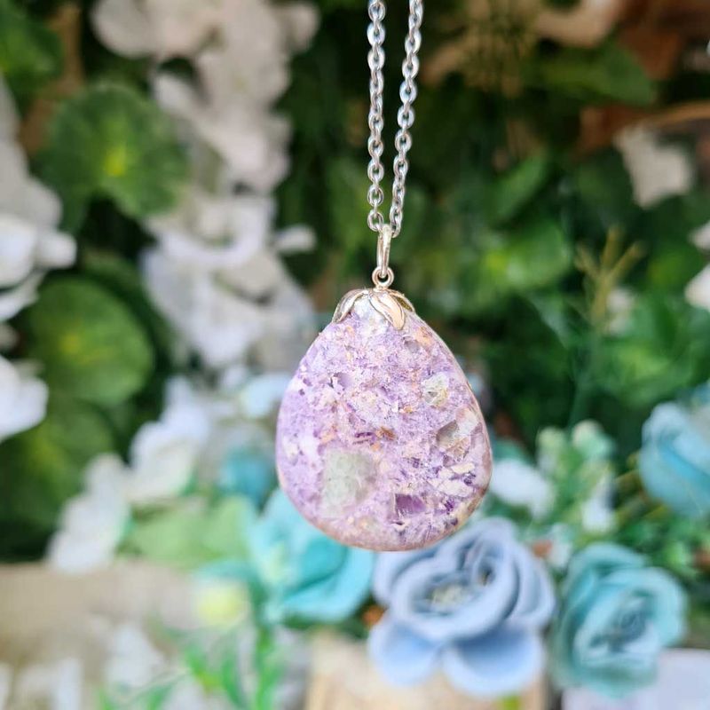 Colgante de kammererita en plata de ley 925. Colgante de kammererita en plata de ley 925.