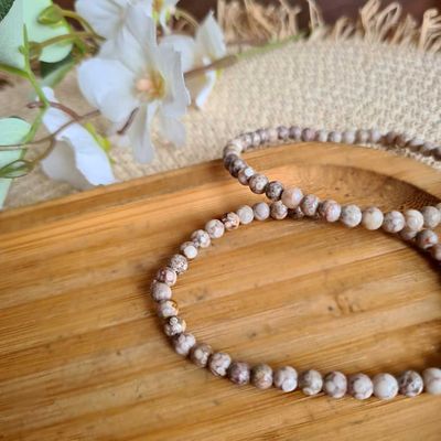 Pulsera elástica  de Piedra Maifan de 4 mm.