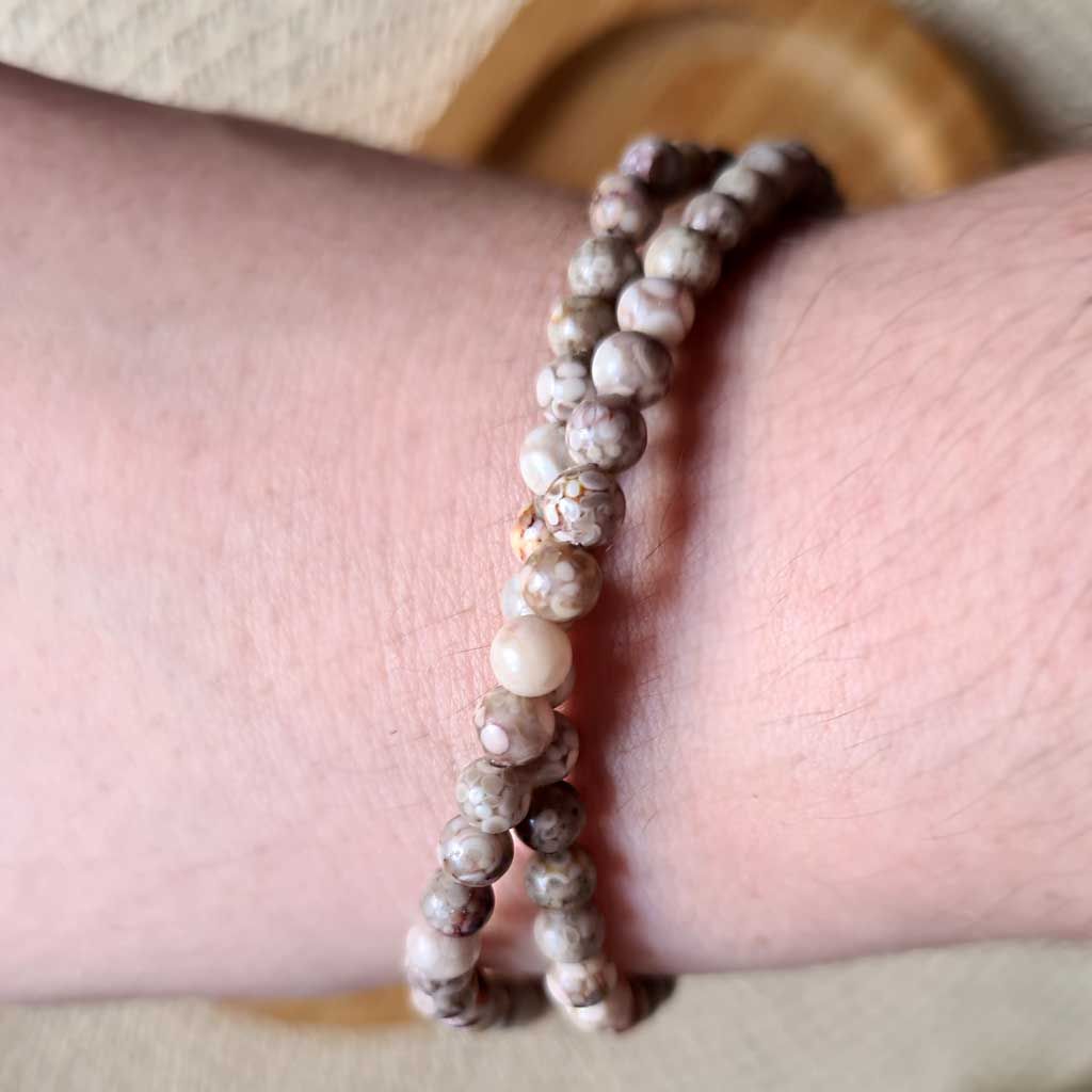 Pulsera elástica  de Piedra Maifan de 4 mm.