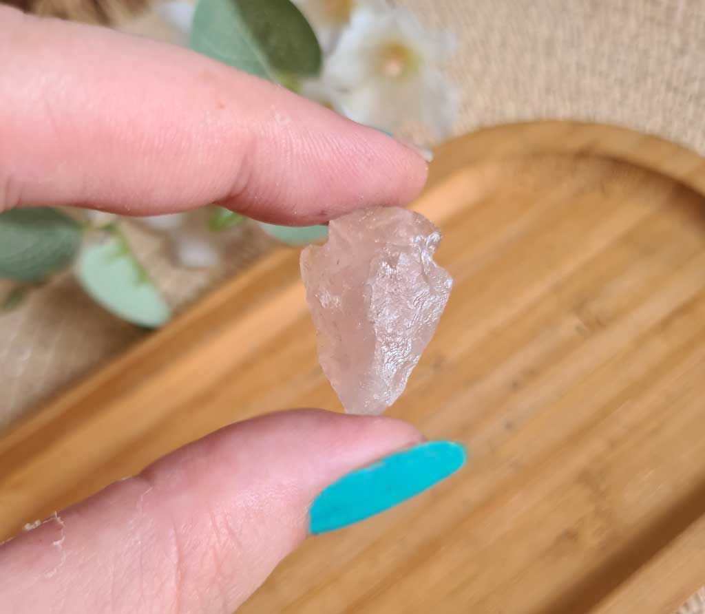 Flecha tallada de Cuarzo Rosa extra