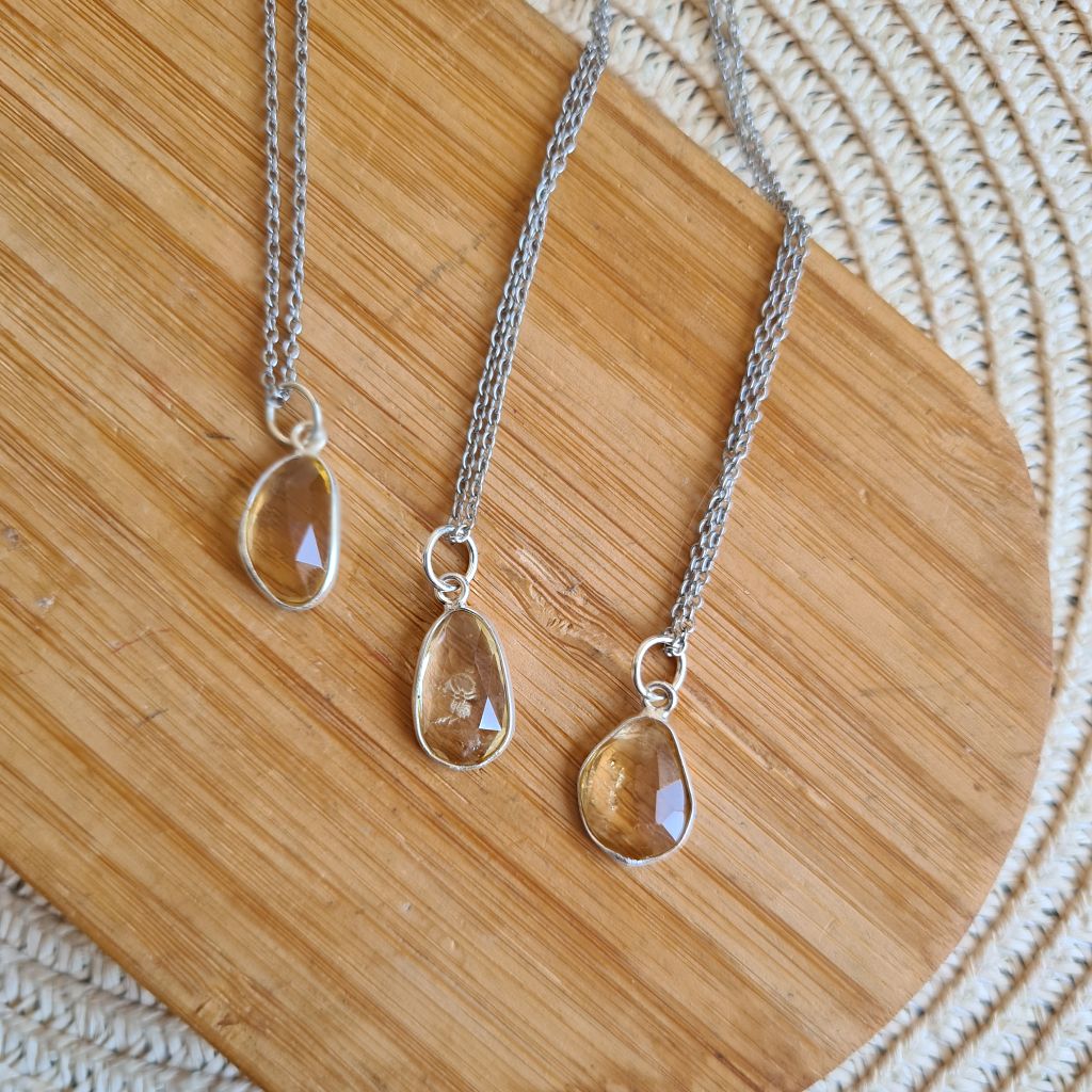 Colgante facetado de Citrino natural en plata de ley