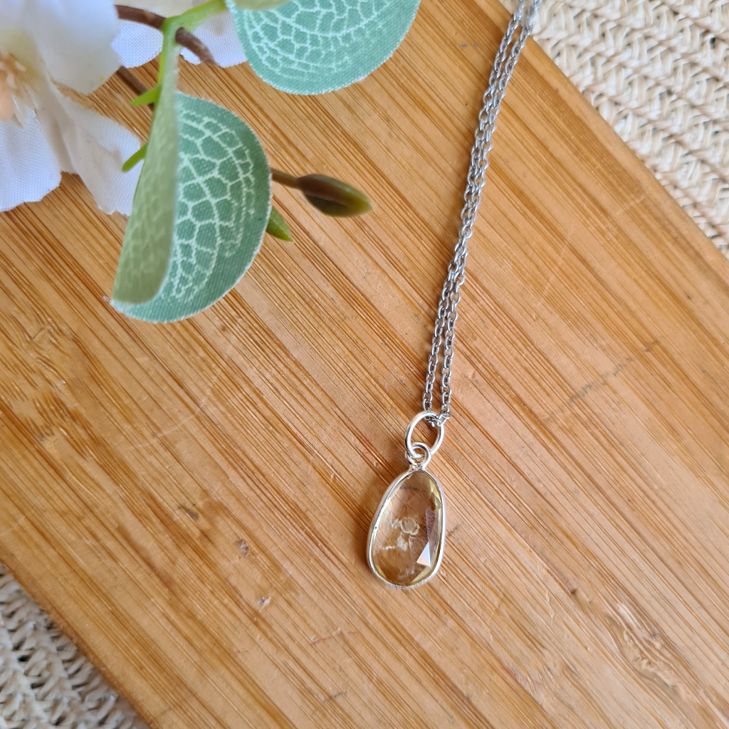 Colgante facetado de Citrino natural en plata de ley