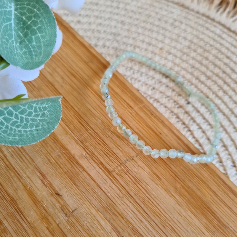 Pulsera Elástica de Prehnita facetada extra 3 mm.