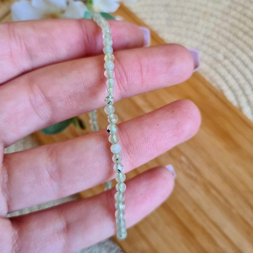 Pulsera Elástica de Prehnita facetada extra 3 mm.