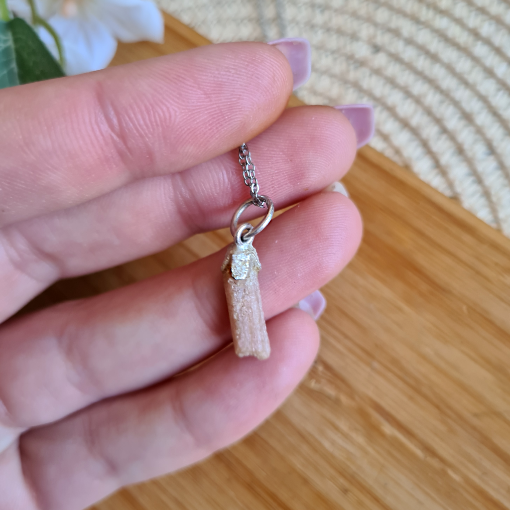 Colgante barra  de Turmalina Rosa en plata de ley.