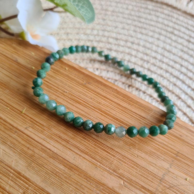 Pulsera elástica de Esmeralda  africana facetada 4 mm.