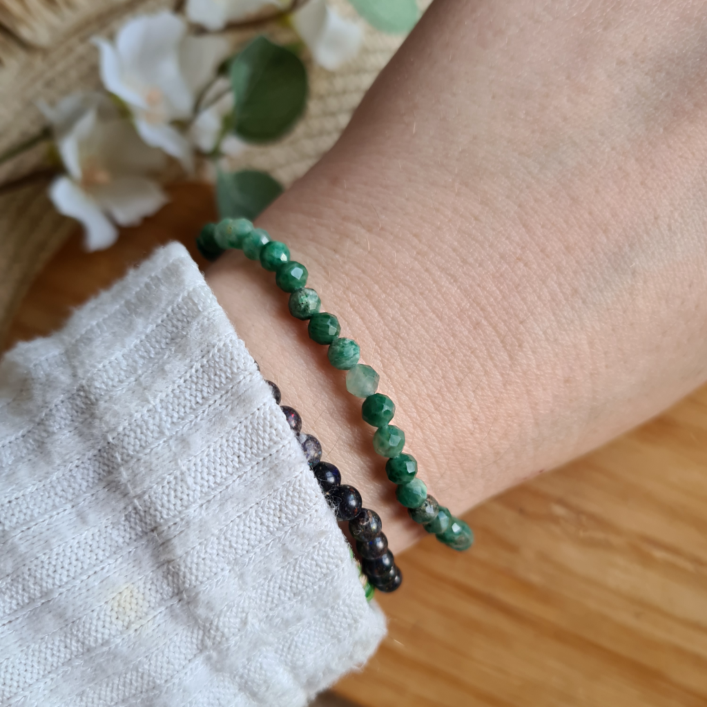 Pulsera elástica de Esmeralda africana facetada 4 mm.