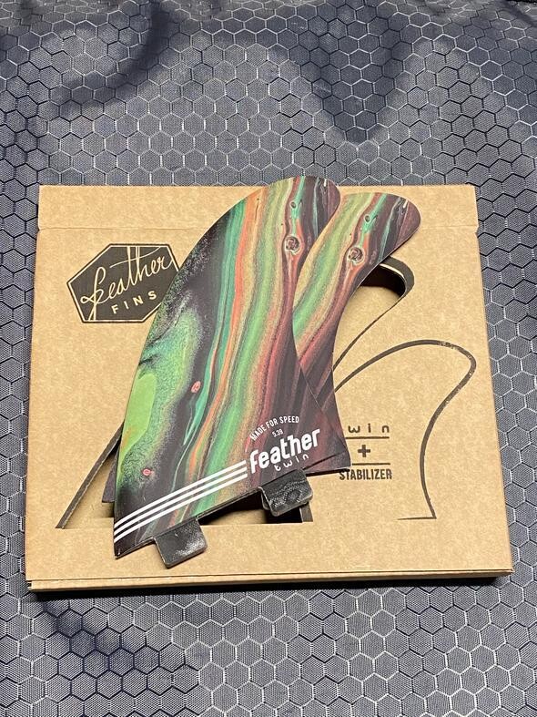 PERFORMANCE TWIN FIN COLOR. DUAL TAB