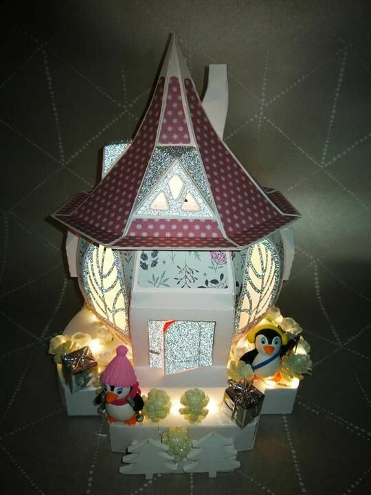 maison hobbit thème noël coloris rose poudré et blanc