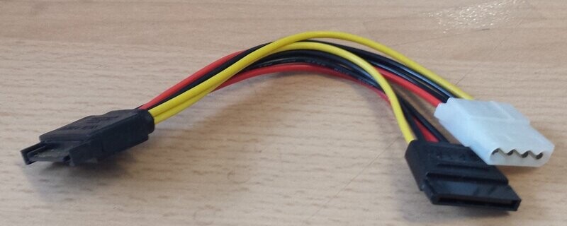 DeLock Y-Stromadapter SATA BU an SATA ST + 4 pins Molex 0,15 m DeLock Y-Stromadapter SATA BU an SATA ST + 4 pins Molex 0,15 m