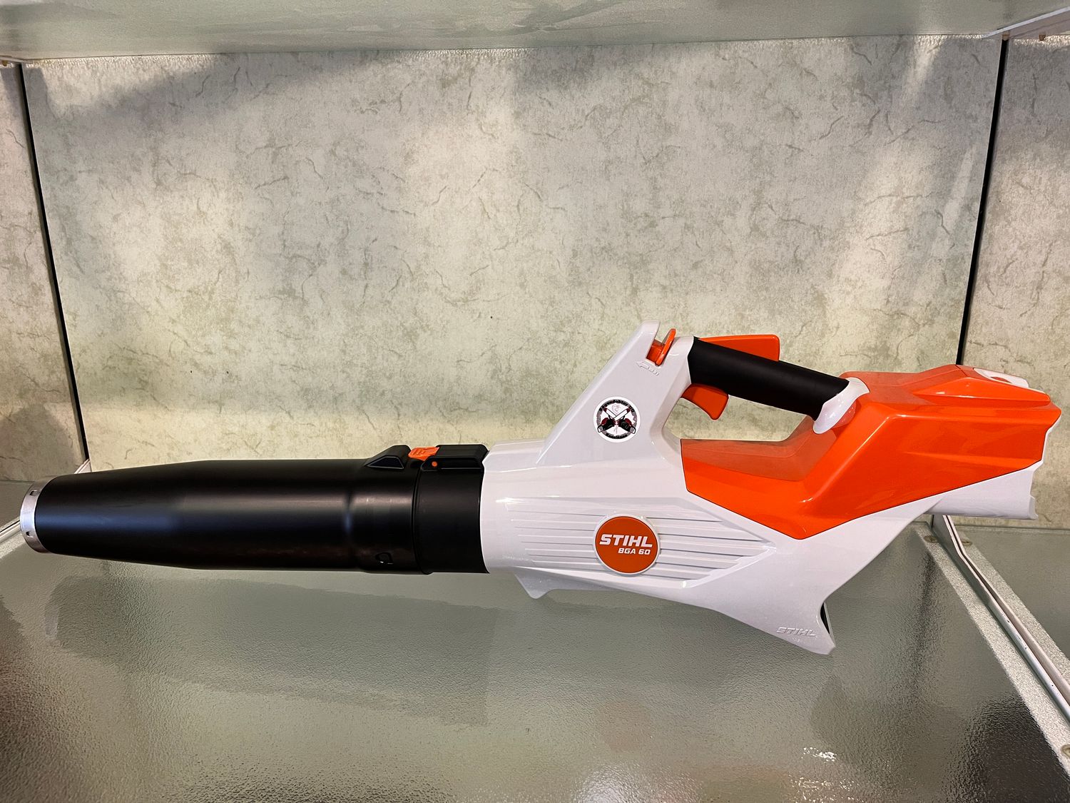 STIHL BGA 60 inkl. Akku AK 30S und Ladegerät