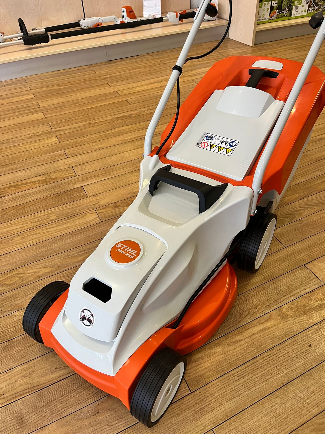 STIHL RMA 235 mit Akku AK 20 und Ladegerät