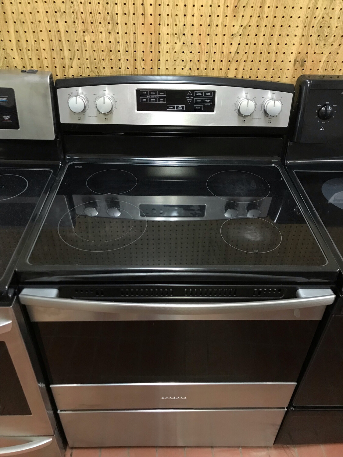 Amana Self-Cleaning, Glass-Top Range, 4.8 Cu.Ft