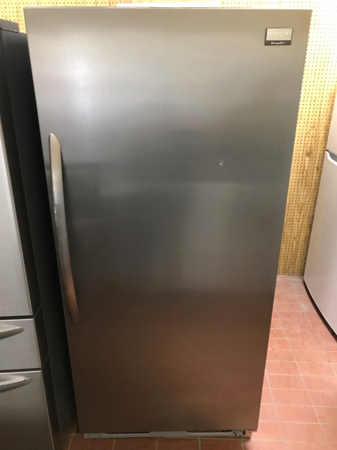 Frigidaire 32" All-Fridge 18.6 Cu.Ft Refrigerator