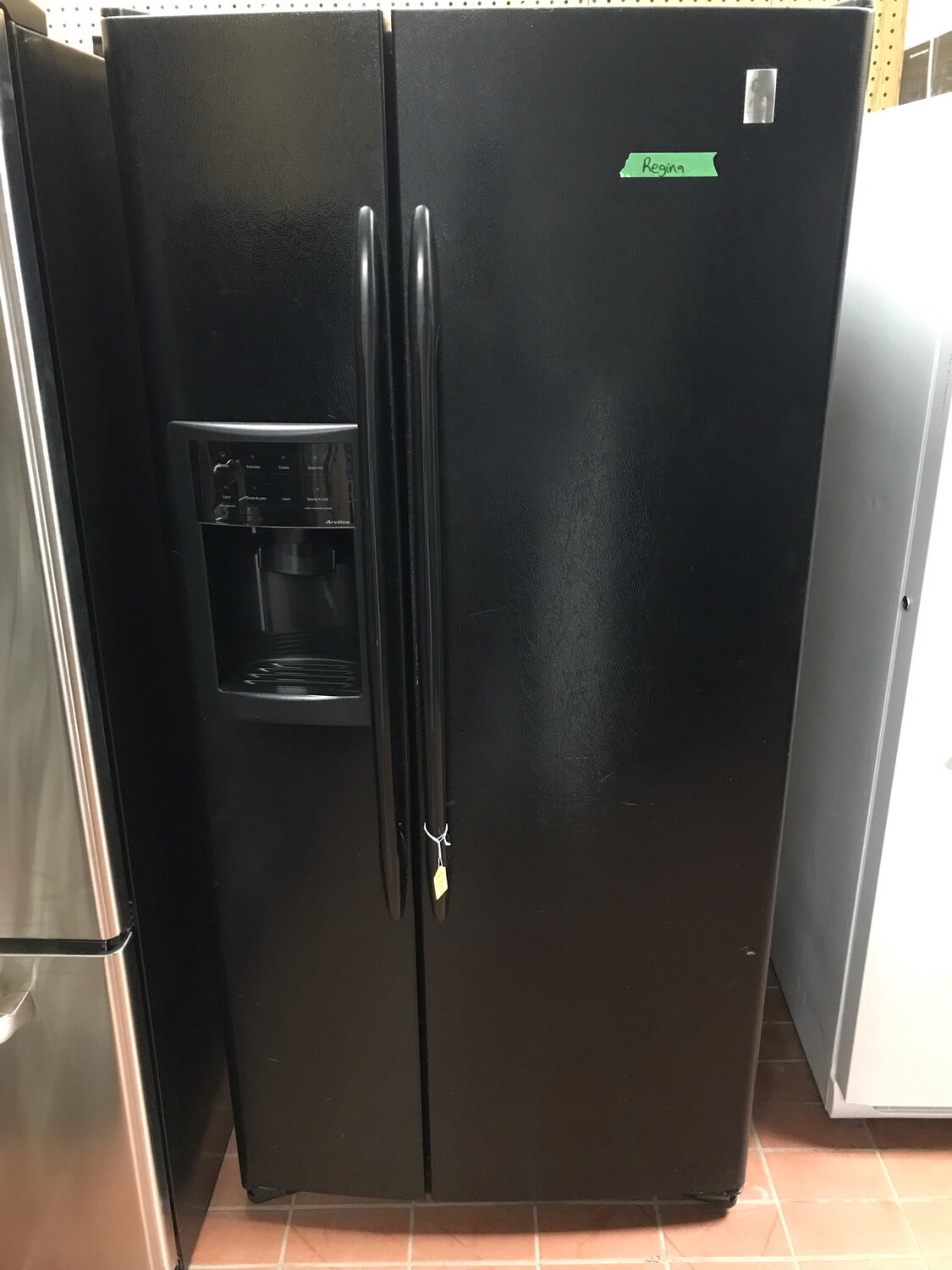 GE 33" Side-by-Side 23.1 Cu.Ft Refrigerator