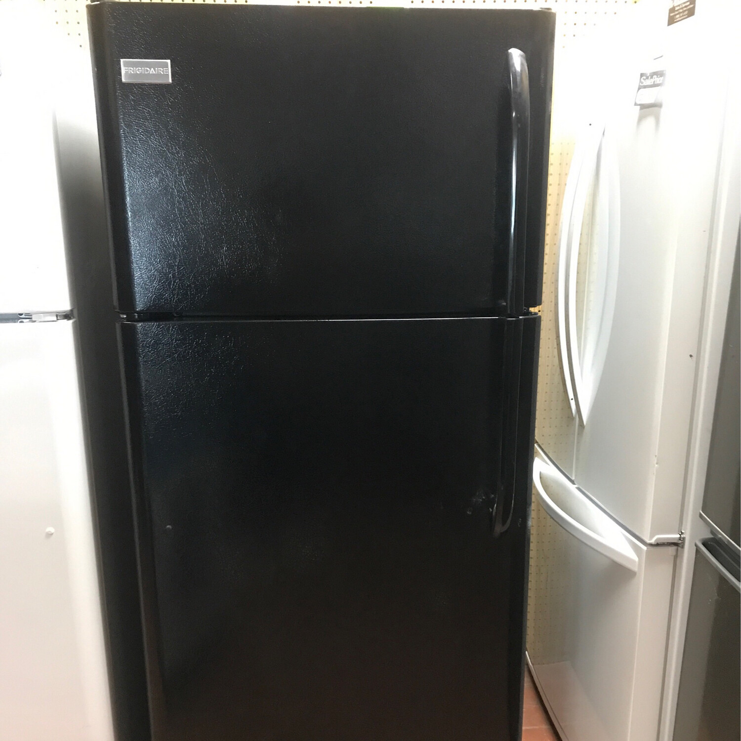 Frigidaire 30" Top-Mount 18.2 Cu.Ft Refrigerator FFTR1817LBH