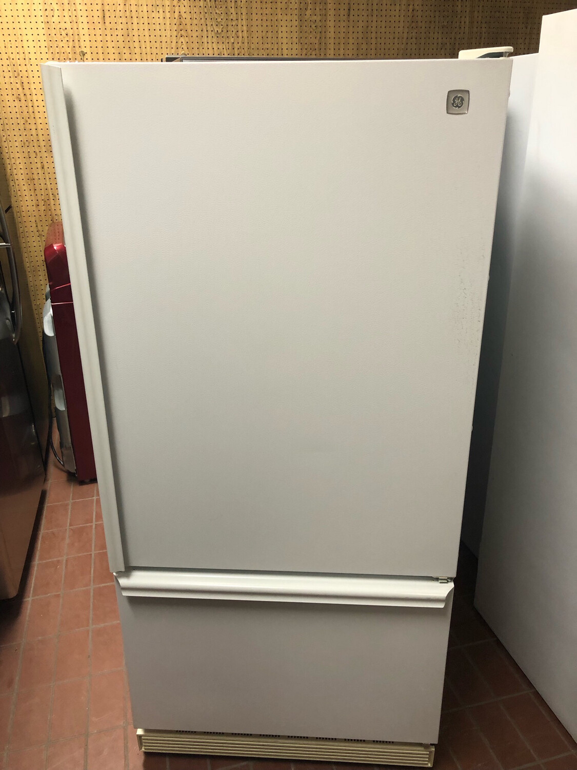 GE Bottom Mount Refrigerator TCC18JAABRWW