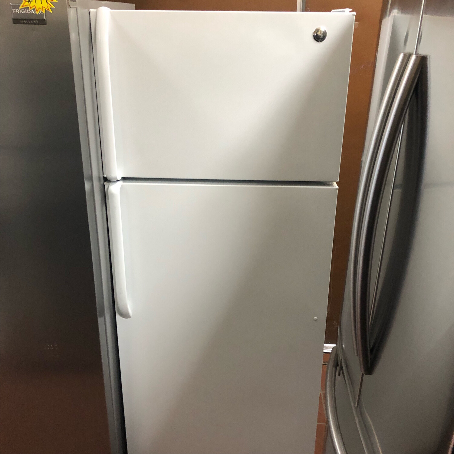 GE 18.2 Cu. Ft. Top Mount 28" Refrigerator GTH18GBDGRWW