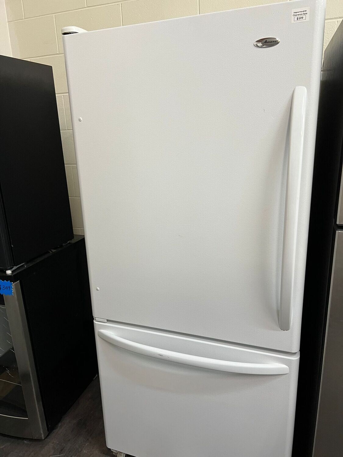 Amana ABB1924WEW Bottom Mount Refrigerator, 18.5 cu. ft. Capacity, Interior Light (Refrigerator), White colour
