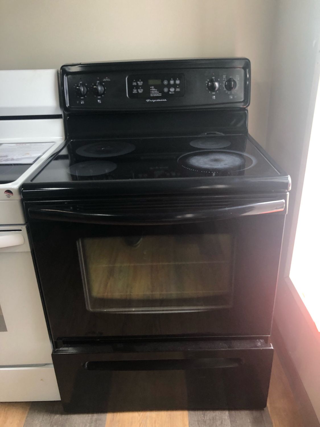 Frigidaire Glass Top Stove CFEF372EBS
