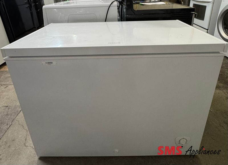 Frigidaire Freezer FFFC09M1RW Frigidaire Freezer FFFC09M1RW