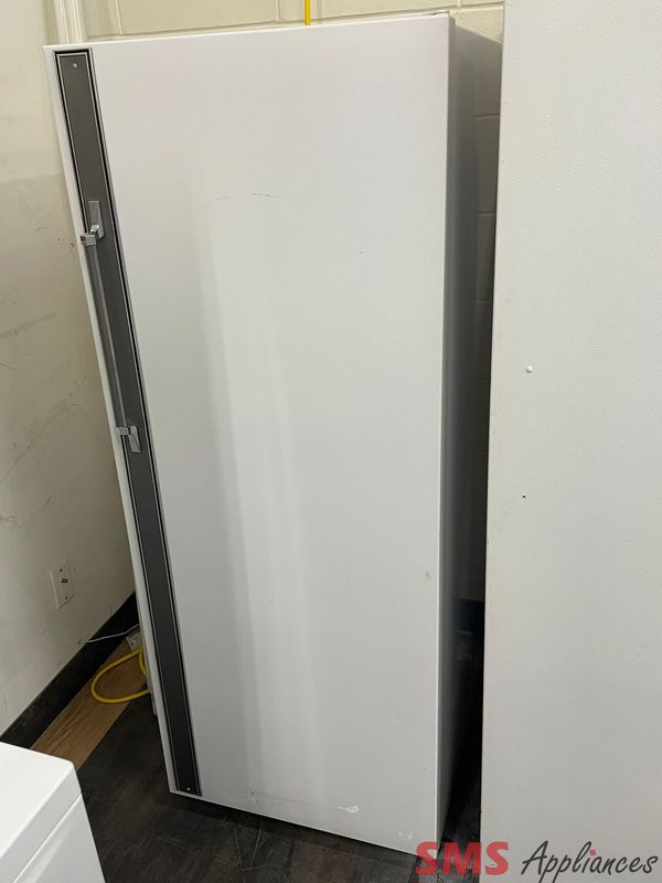 DANBY Upright Freezer, D1100W DANBY Upright Freezer, D1100W