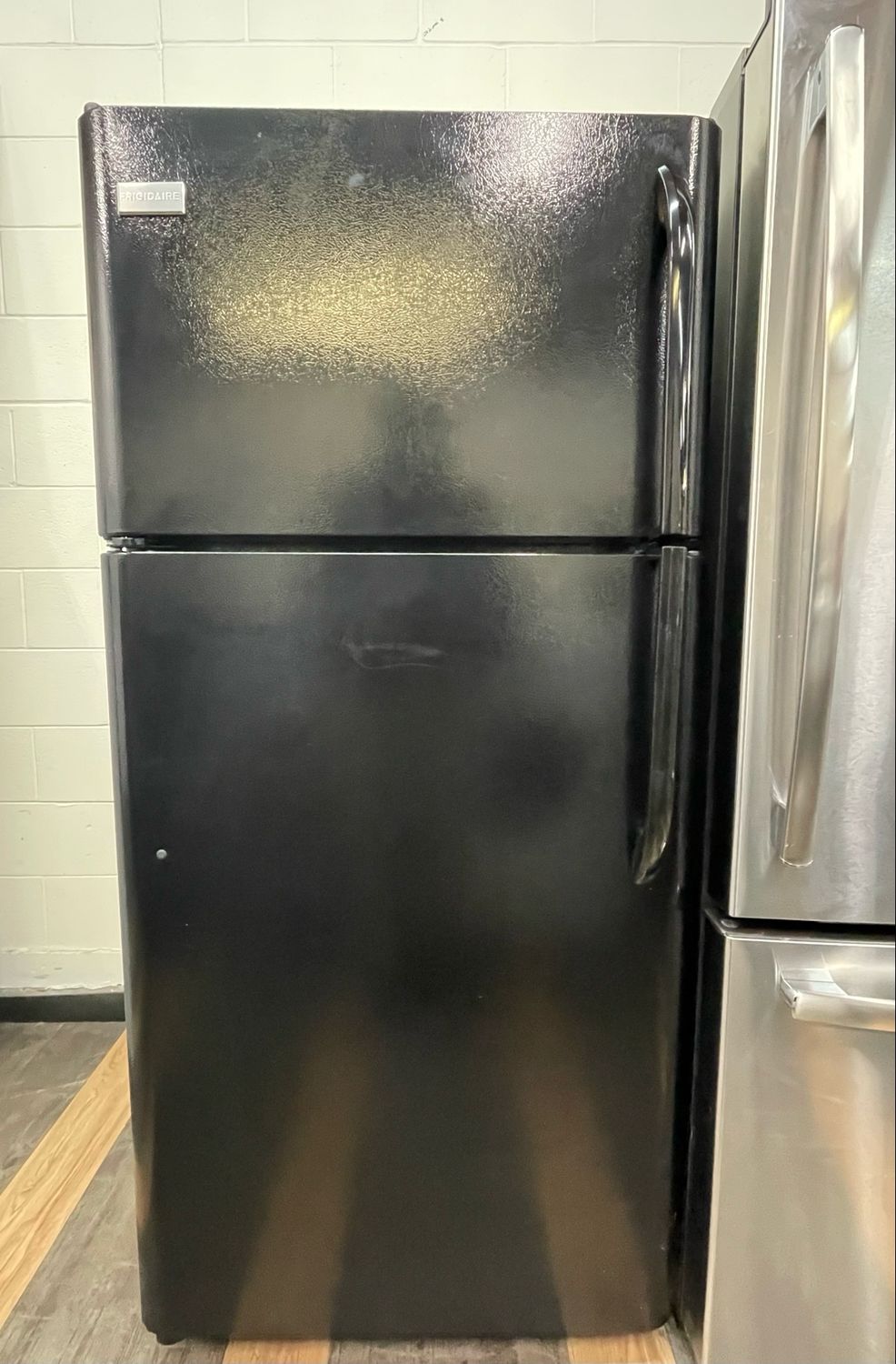 FRIGIDAIRE, 30” Top Mount Fridge, FFTR1817LB6