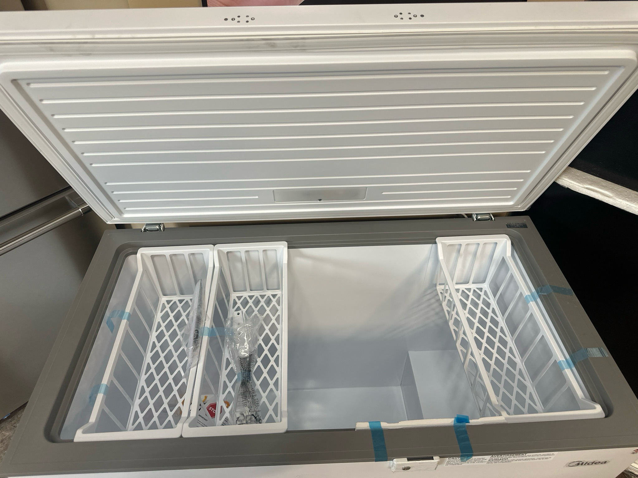 OPEN BOX - Scratch & Dent, Chest Freezer MIDEA 10.4 cu.ft, MRC10M5CWW