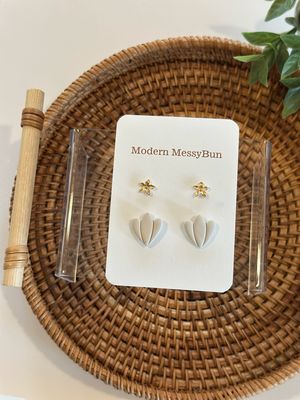 White Scallop Stud Set