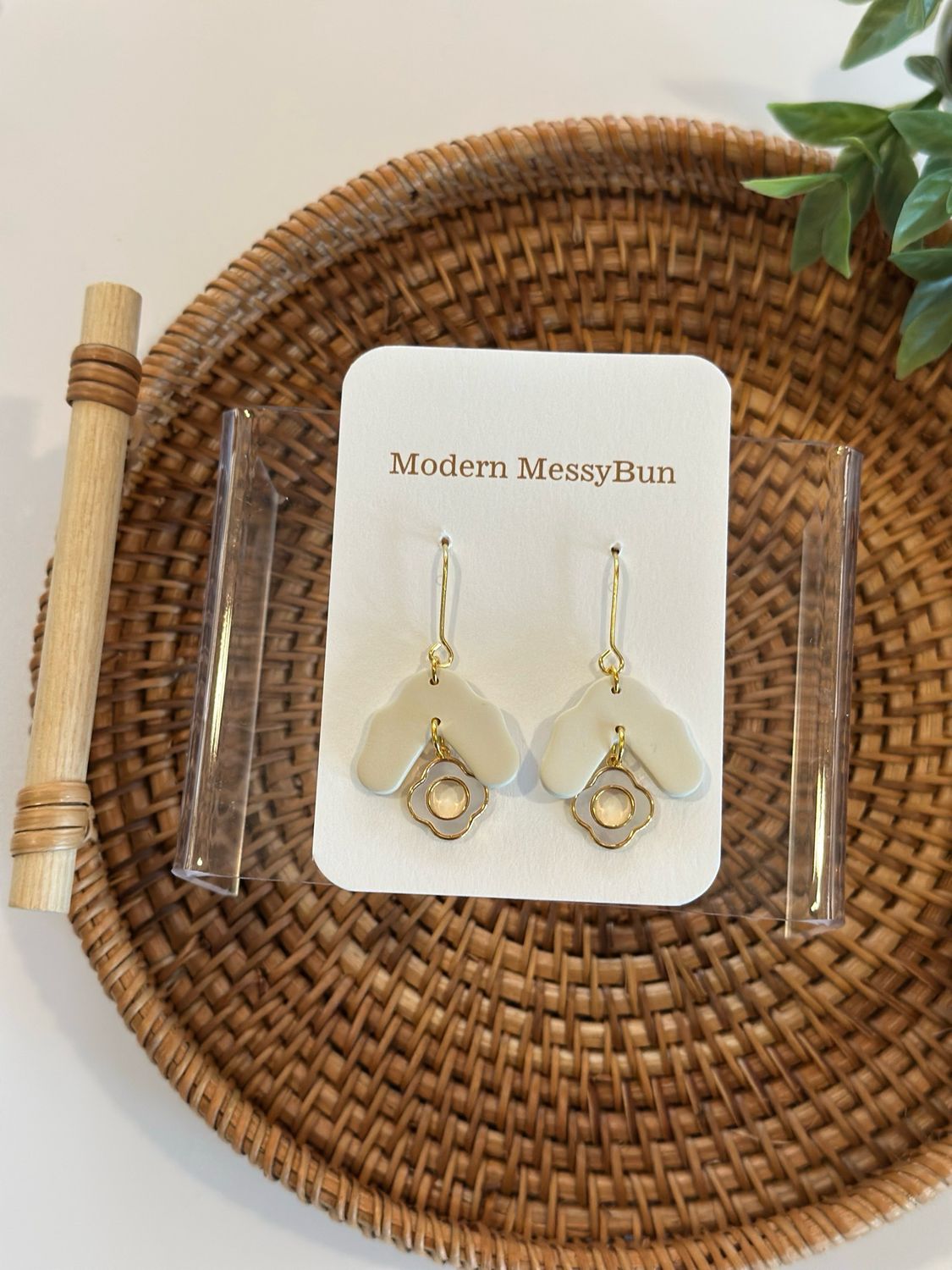 Long Daisy Drop (Ivory)