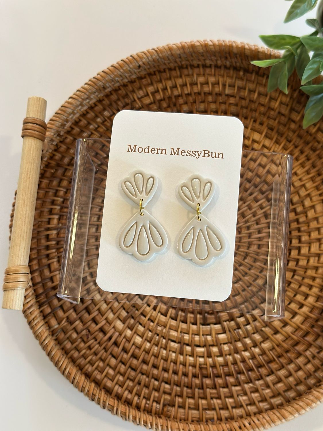 Scallop Dangle (Ivory)