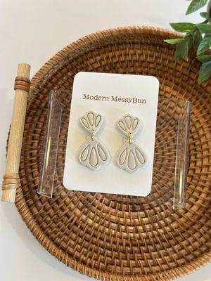 Scallop Dangle (Ivory)