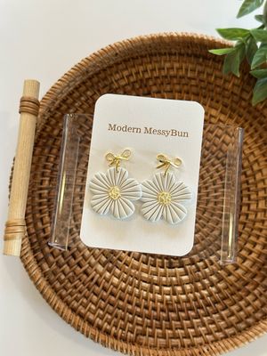 White Bow Daisy