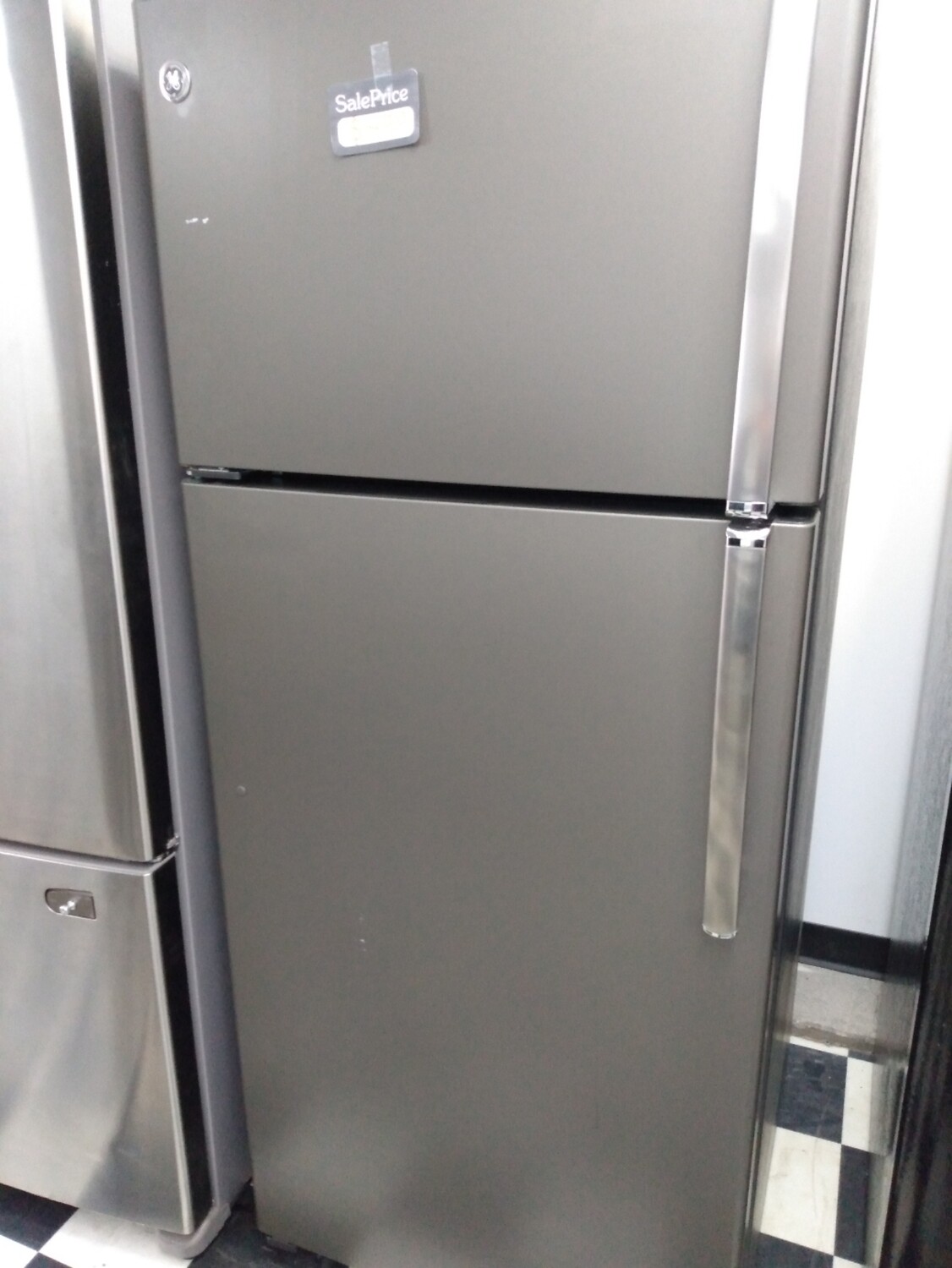 GE Top Mount Refrigerator, 28 Width, 17.5 cu. ft. Capacity