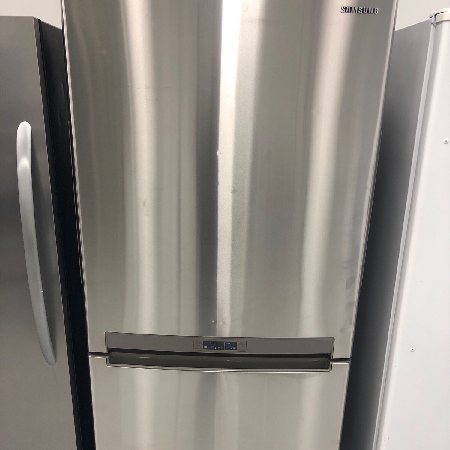 Samsung 33" Bottom-Mount 17.9 Cu.Ft Refrigerator