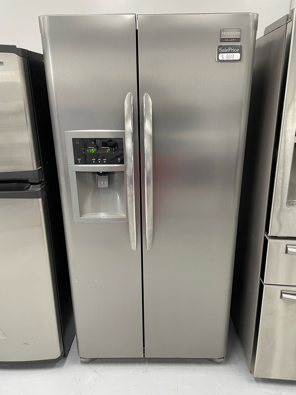 Frigidaire 33" Side-by-Side 22.6 Cu.Ft Refrigerator