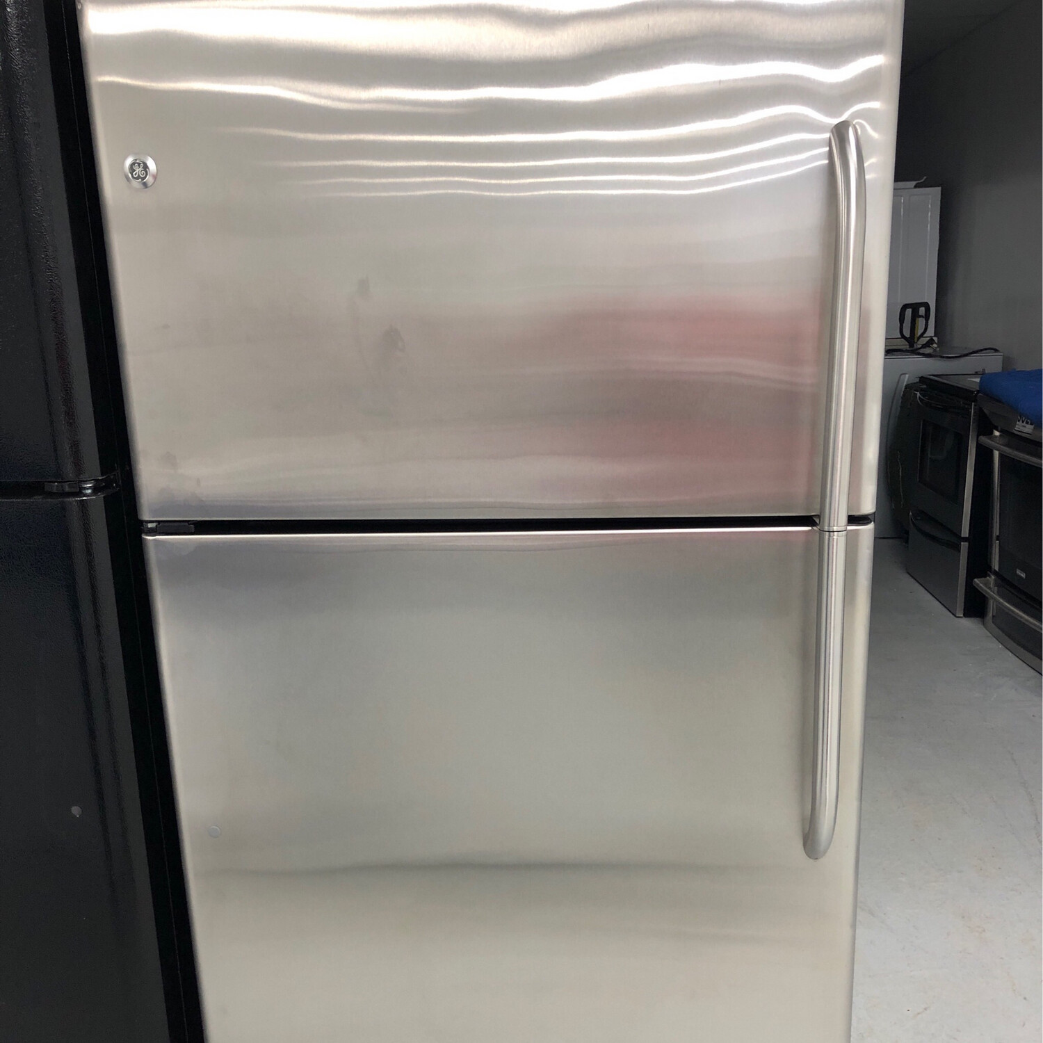 GE 32" Top-Mount 21.7 Cu.Ft Refrigerator