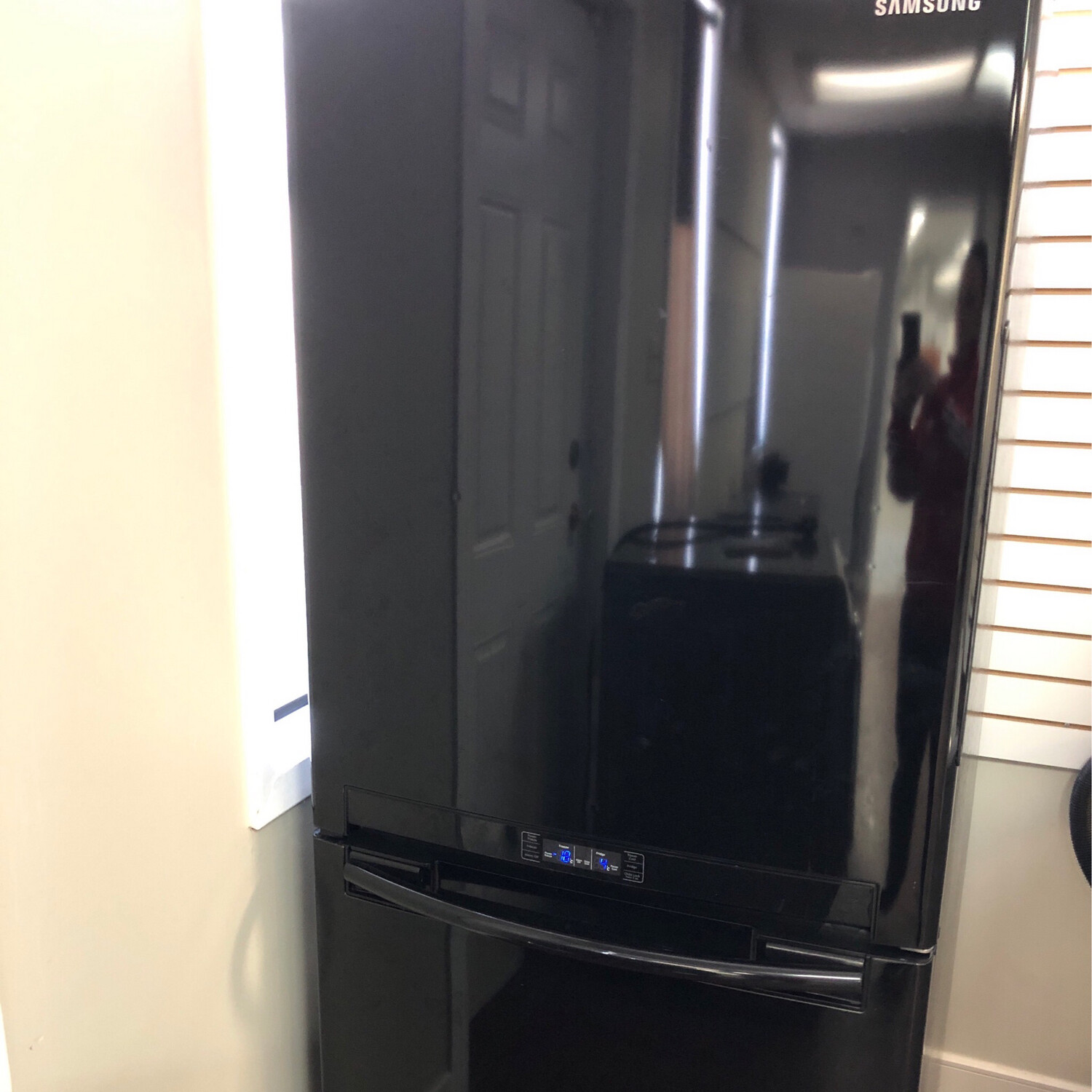 Samsung 32" Bottom-Mount 18.0 Cu.Ft Refrigerator