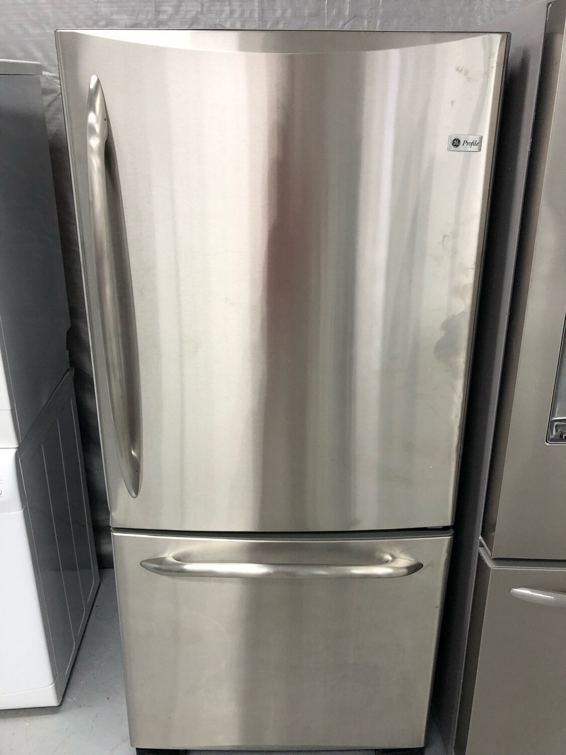 GE 33" Bottom-Mount 22.1 Cu.Ft Refrigerator