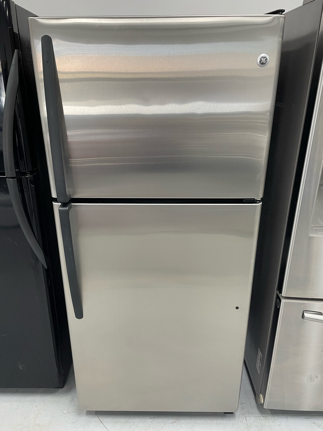 GE 30" Top-Mount 20 Cu.Ft Refrigerator
