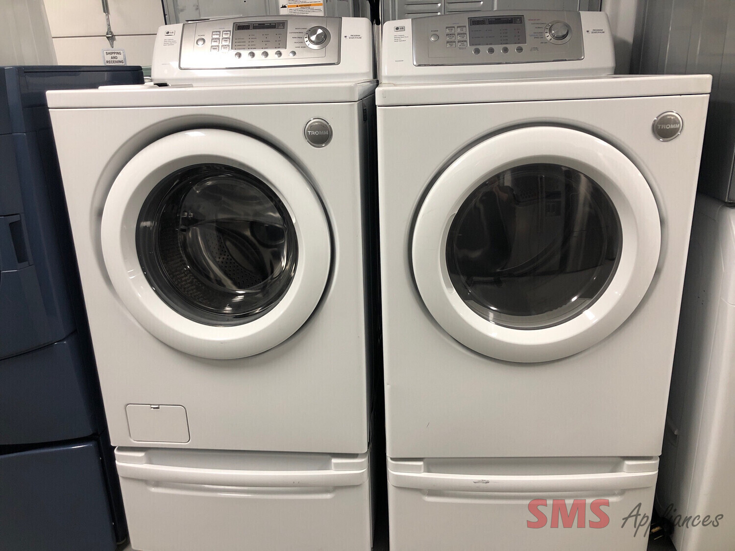 LG Tromm 27" Front-Load Washer and Dryer Set W/ Pedestals WM2044CW / DLE2544W
