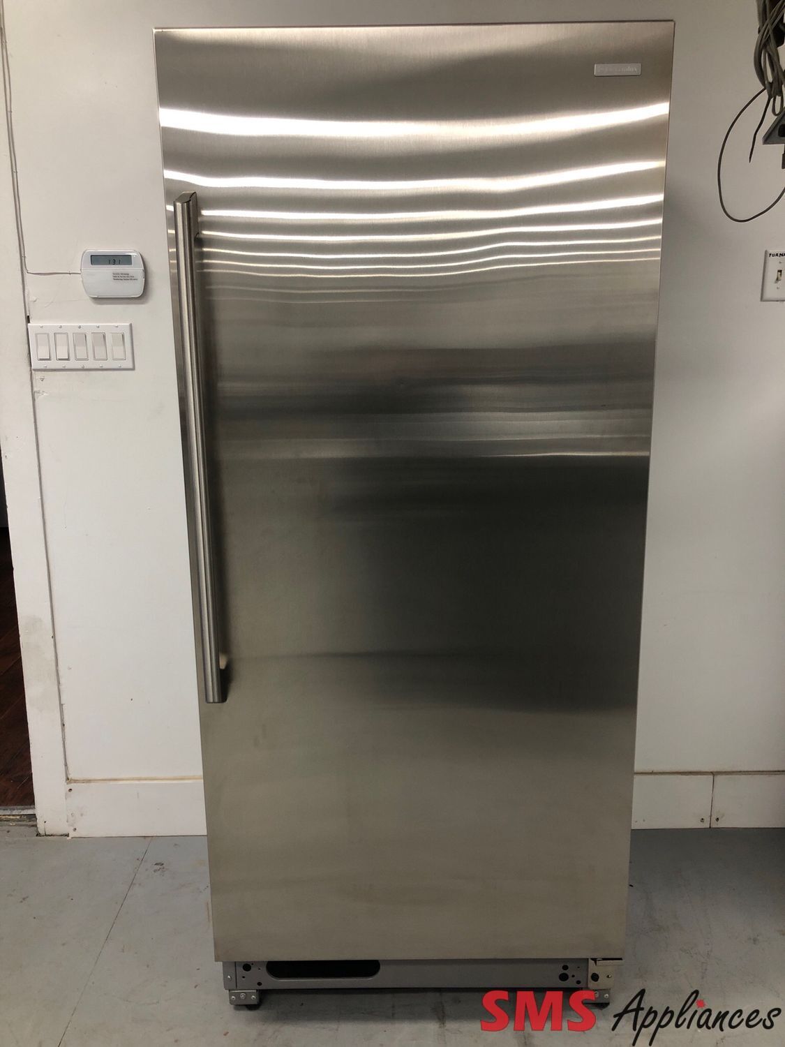 Electrolux 32'' All Refrigerator EI32AR80QSG
