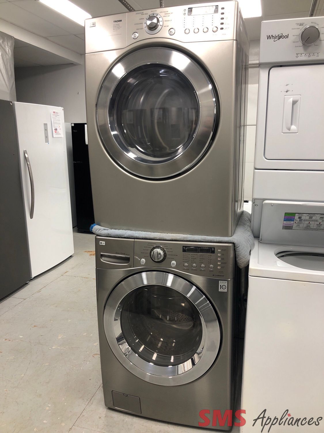 LG Front-Load Washer & Dryer Set WM2701HV/DLE5977SM